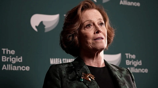 Официально: Сигурни Уивер и Джейсон Айзекс сыграют в сериале «Лара Крофт»