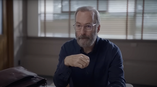 Боб Оденкёрк отчитывает студентов в трейлере сериала «Непосредственный человек»