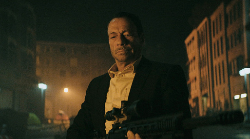 Жан-Клод Ван Дамм предстал на первом кадре из неонуара «Тьма человека»