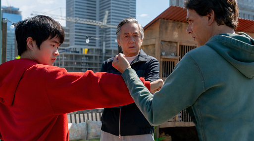 Джеки Чан и Ральф Маччио обучают нового ученика на кадре «Каратэ-пацана 2»