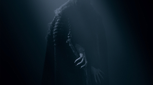 Силуэт Билла Скарсгарда на первом постере «Носферату» Роберта Эггерса