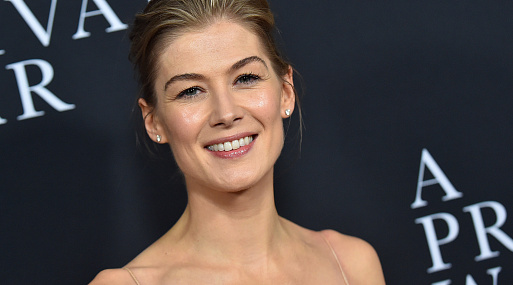 Автор «Платформы» снимет фильм о вирусе против богатых с Розамунд Пайк