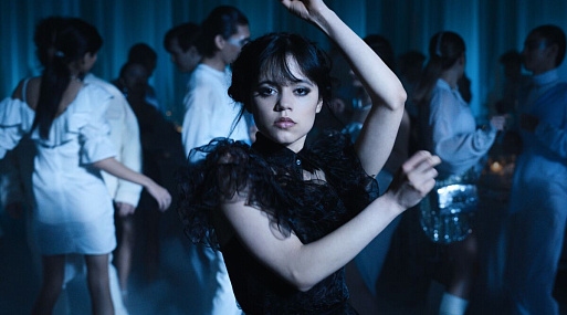 Шоураннер «Уэнздей» рассказал, почему сцена танца снималась при COVID-диагнозе Дженны Ортеги