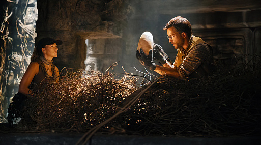 Скарлетт Йоханссон и Джонатан Бейли на промо «Мира юрского периода: Перерождение»