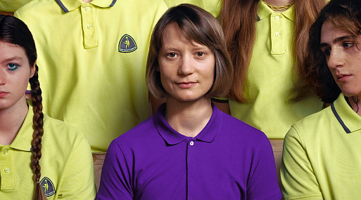 Как «Клуб Зеро» высмеивает слепую веру в сомнительные идеологии