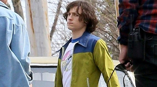 Том Холланд отправился в семидесятые на съёмках сериала «Переполненная комната»