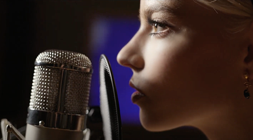 Видео: Аня Тейлор-Джой исполнила песню из фильма «Прошлой ночью в Сохо»