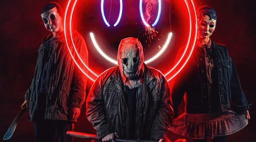 Маньяки в сборе на свежем постере хоррора «Незнакомцы: Часть вторая»