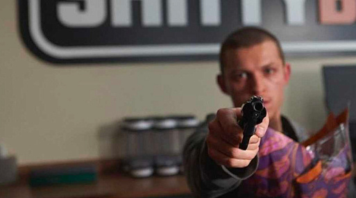 В интернете шутят над ошибочным постером фильма братьев Руссо «Черри»