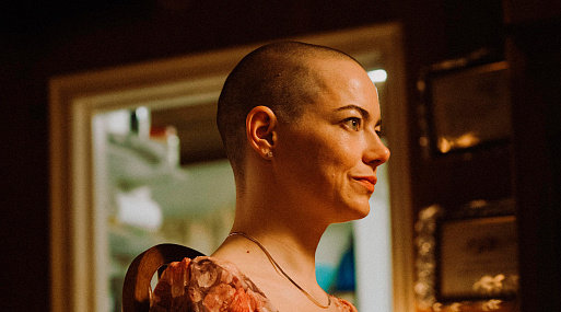 Новый постер чёрной комедии Йоргоса Лантимоса «Бугония» с Эммой Стоун в главной роли