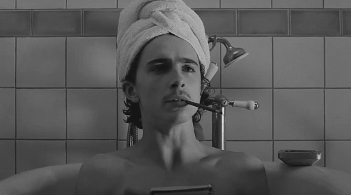 Тимоти Шаламе принимает ванну во фрагменте из «Французского вестника»