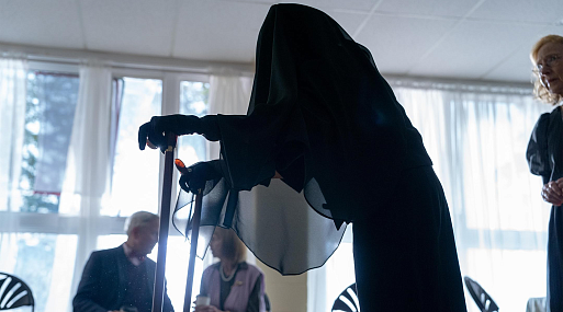 Жена со свекровью не поделили «Гостиную» в трейлере хоррора братьев Эггерс