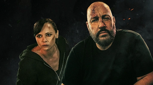 Кевин Джеймс и Кристина Риччи на постерах экшен-комедии «Взвести курки»