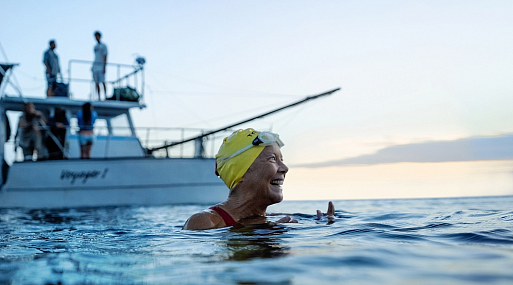 Аннет Беннинг во власти океана на кадрах драмы «Найад»