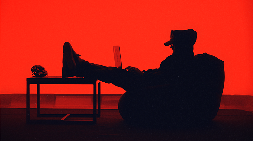 Okko выпустил трейлер документального цикла «На крючке: когда звонит мошенник»