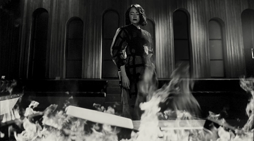 Разгневанная Эмма Стоун в новом ролике Йоргоса Лантимоса