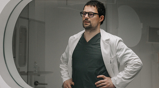 Хирург Данила Козловский встречает нечисть в трейлере сериала «13 клиническая»