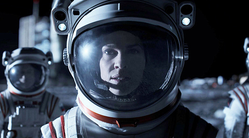 Сериал «Вдали» с Хилари Суэнк в роли астронавтки закрыли после первого сезона