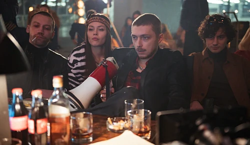 Александр Горчилин возвращает девяностые в трейлере комедии «Клипмейкеры»