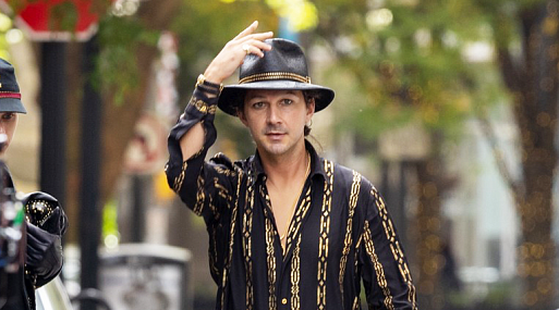 Шайа ЛаБаф в шляпе бродит по площадке фильма «Мегалополис»: фото