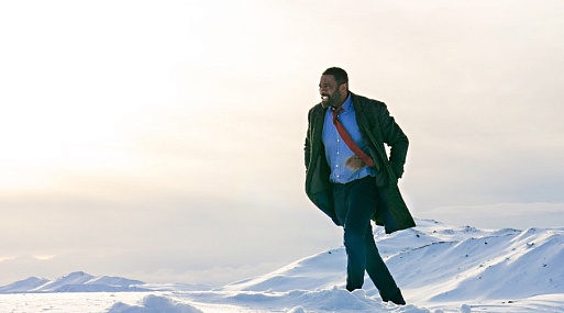 Идрис Эльба пробирается сквозь толщу снега на кадре фильма по «Лютеру»