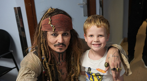 Джонни Депп навестил детей в образе капитана Джека Воробья