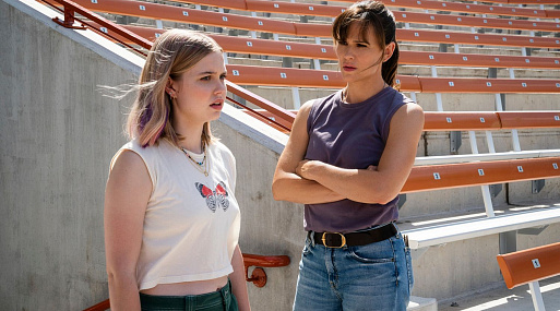 Дженнифер Гарнер беседует с падчерицей на первых кадрах из сериала «Последнее, что он мне сказал»