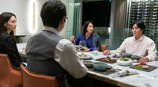 «Нормальная семья» решает проблемы в трейлере южнокорейской драмы