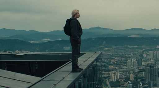 Флоренс Пью на краю второго самого высоко небоскрёба на съёмках «Громовержцев»