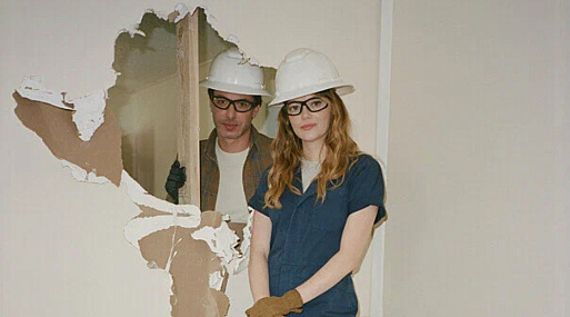 Эмма Стоун и Нейтан Филдер в первом трейлере комедии «Проклятие»