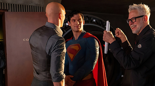 Николас Холт, Дэвид Коренсвет и Джеймс Ганн на новом фото со съёмок «Супермена»