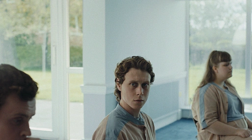 В прокат выходит «Волк» с Джорджем МакКеем и Лили-Роуз Депп