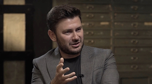 Дмитрию Глуховскому угрожают расправой из-за «аморального» образа чеченки в «Топях»