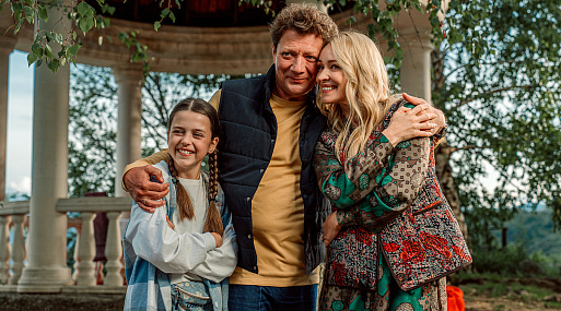 Ян Цапник заселяется в «Атель-Матель» в первом трейлере комедии