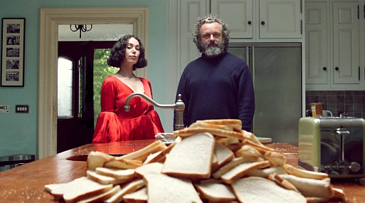 Майкл Шин и волшебный тостер в клипе Келли Ли Оуэнс на песню «Corner Of My Sky»