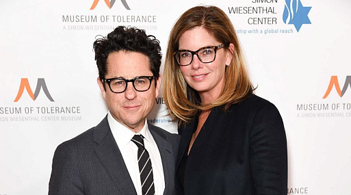 Джей Джей Абрамс вместе с женой направит $10 млн в общественные организации по борьбе с расизмом