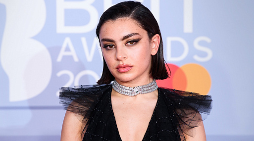 Певица Charli XCX дебютирует в кино с хоррором «Лики смерти»