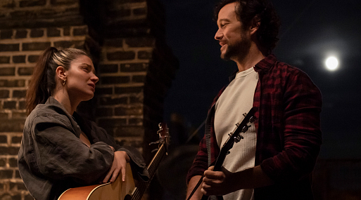 Джозеф Гордон-Левитт учит игре на гитаре в трейлере «Флора и сын»