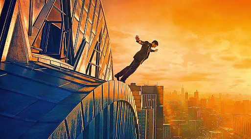 Адам Драйвер стоит на краю высотки в красочном постере «Мегалополиса»