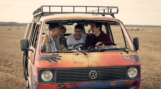 Лев Зулькарнаев влюбляется в трейлере «Она такая классная»