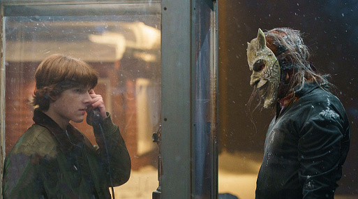 Жуткое возвращение Итана Хоука на новом кадре «Чёрного телефона 2»