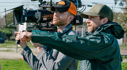 Джастин Бенсон и Аарон Мурхед снимут сериал по вселенной «Ломки» и «Паранормального»