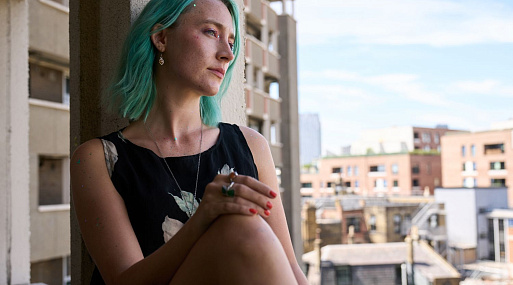 Сирша Ронан предстала в образе реабилитирующейся наркоманки на кадре из фильма «Бегство»