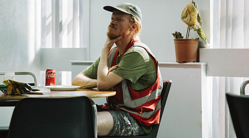 Джесси Племонс строит козни против Эммы Стоун на новом кадре «Бугонии»