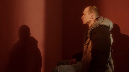 Юра Борисов — в трейлере сюрреалистичного фильма «Отпуск в октябре»