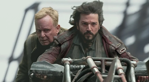 Диего Луна и Стеллан Скарсгард куда-то спешат на новом кадре из сериала «Андор»