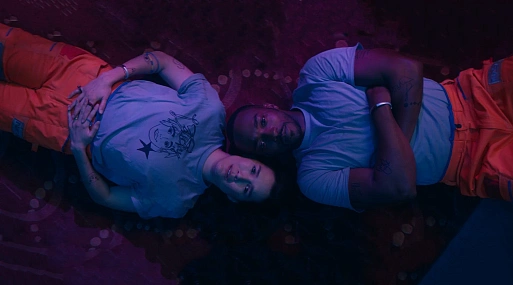 Энтони Маки и Зои Чао пробуют влюбиться в ромкоме «Ты просто космос»