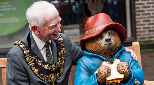 Вандалы разрушили скульптуру медвежонка Паддингтона — их уже арестовали