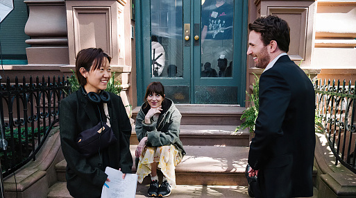 Дакота Джонсон, Крис Эванс и Селин Сон на кадре со съёмок «Материалистов»