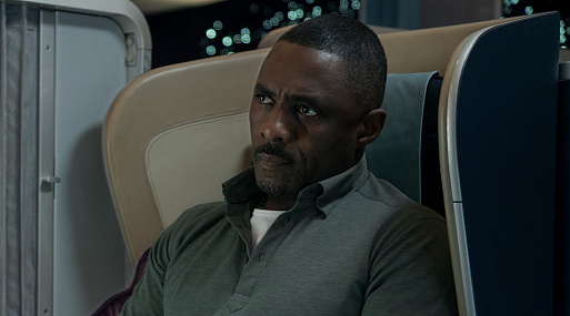 Идрис Эльба готовится спасать пассажиров на кадре из сериала «Захваченный рейс»